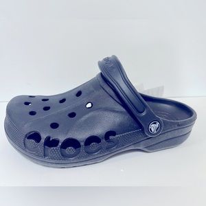 Unisex crocs. Size 6 for men and size 8 for women
